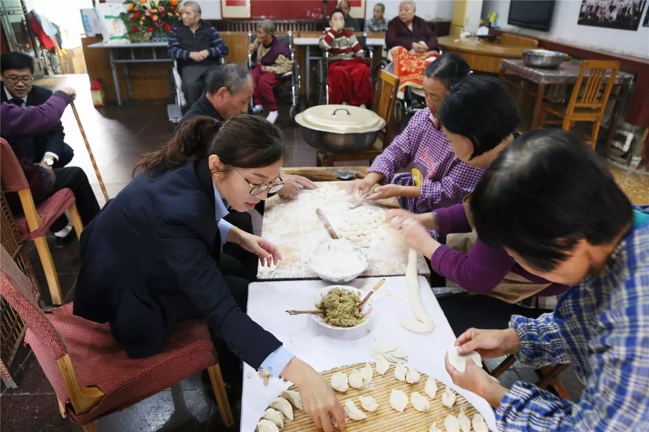 和老人一起包饺子，聊天