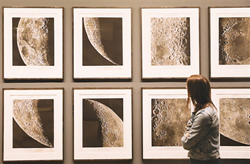 　参观者观看月亮特写组照。