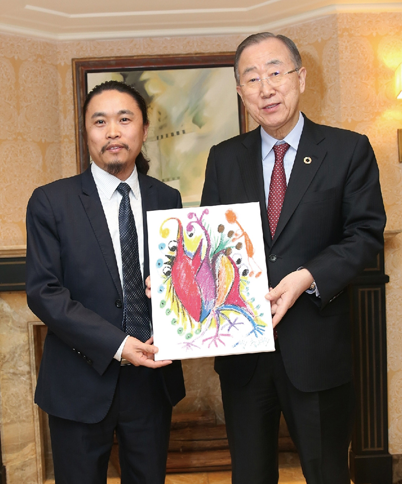 联合国第八任秘书长潘基文先生接受希望美术教育赠画