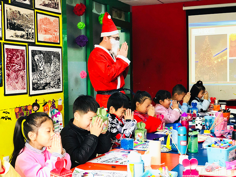 圣诞老人来到课堂上啦，与孩子们一起进入艺术的魔法世界！